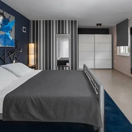 Astinian Puntizela * Pula