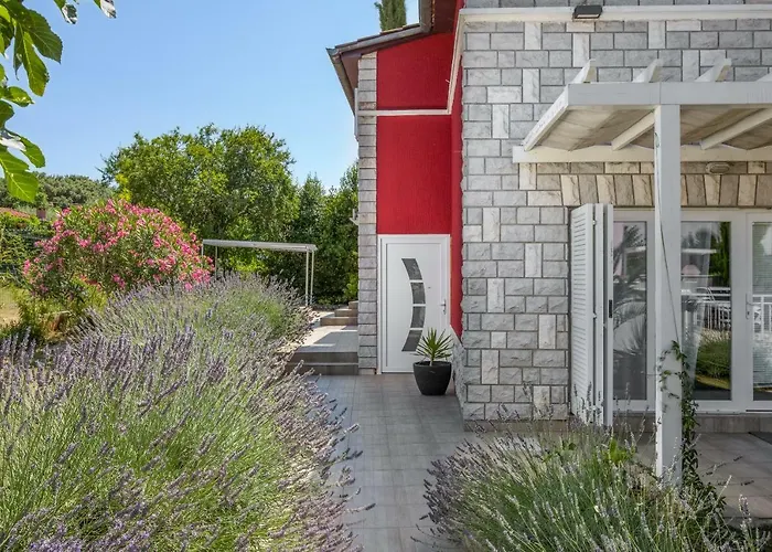 Astinian Puntizela Villa